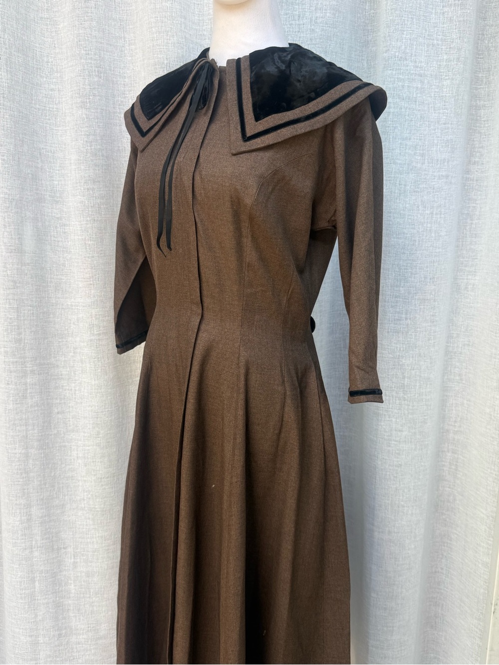 1950 Re Go fashion Brown with black velvet neckline a line dress - Picture 2 of 13